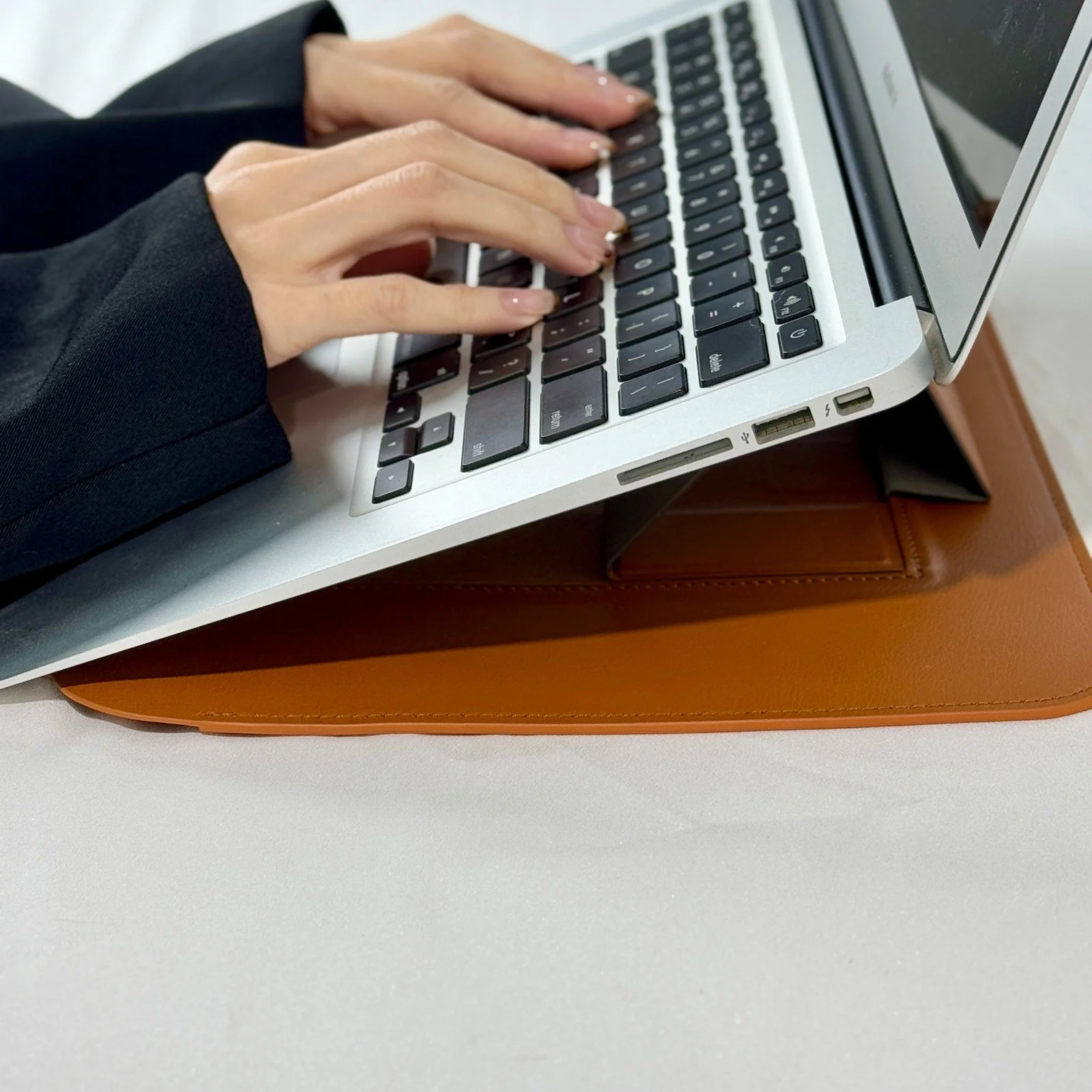 Infinyty Eleve Leather MacBook Case, Brown - Image 4
