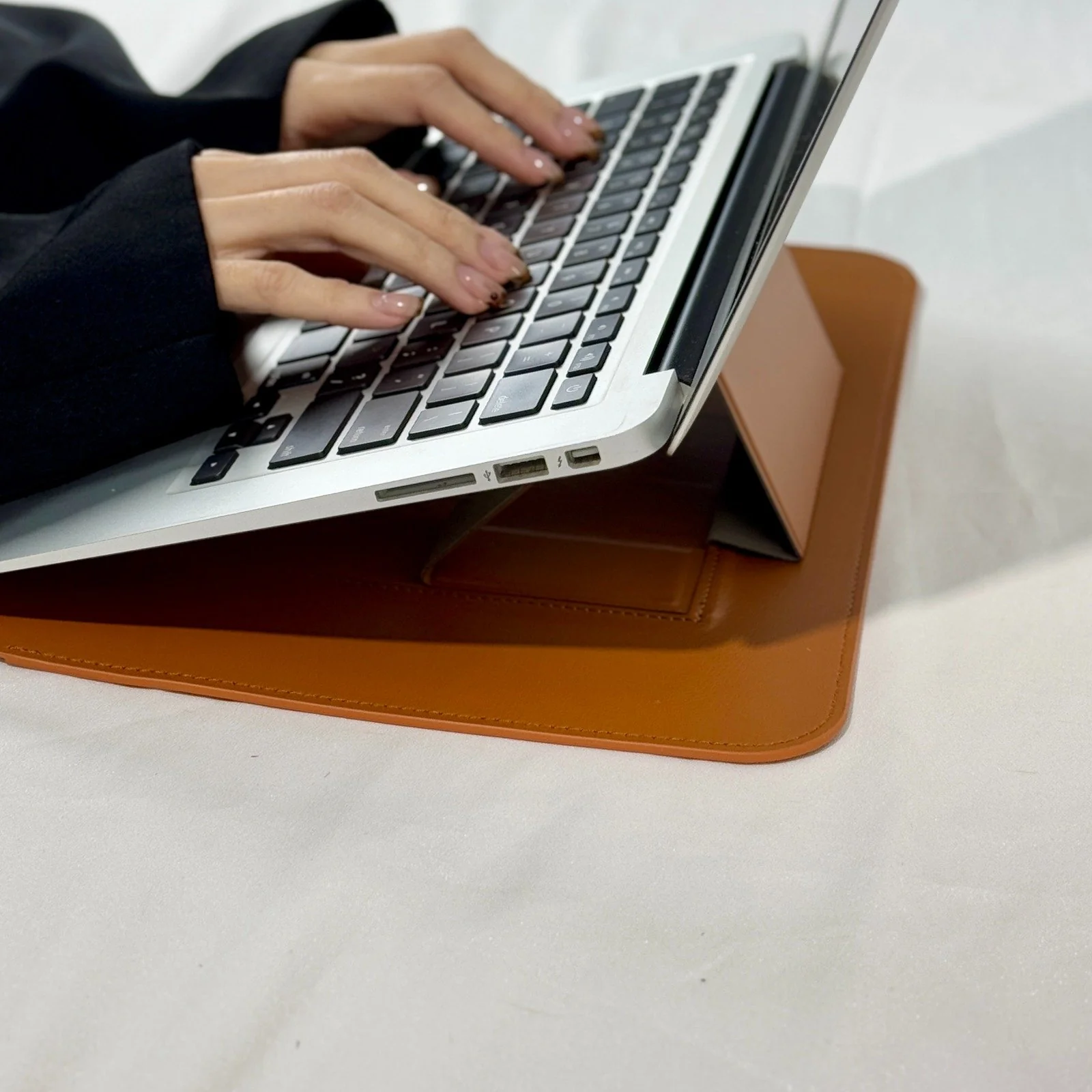 Infinyty Eleve Leather MacBook Case, Brown - Image 5