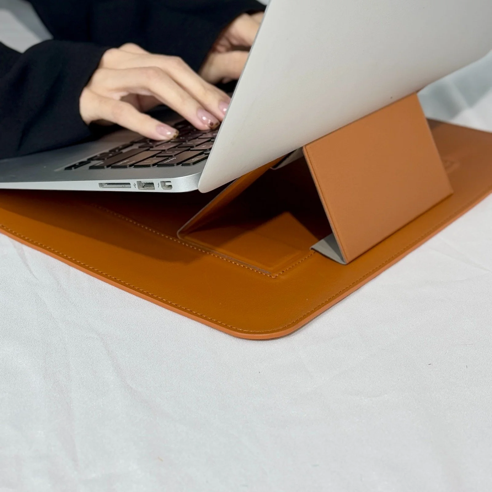 Infinyty Eleve Leather MacBook Case, Brown - Image 6